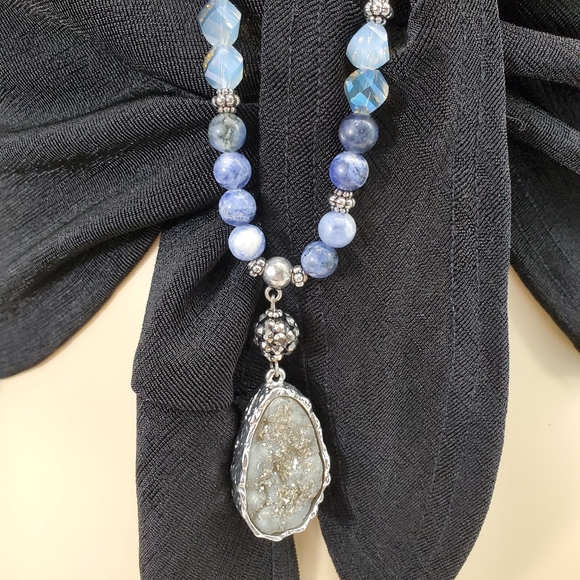 PreLoved Long Necklace - Beautiful - Adjustable - Picture 7 of 10